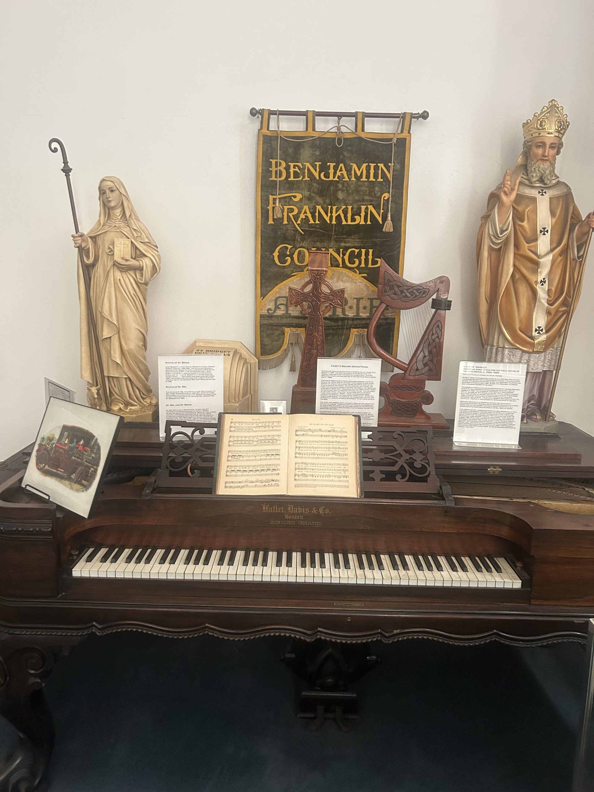 Picture of a old piano in a museum room