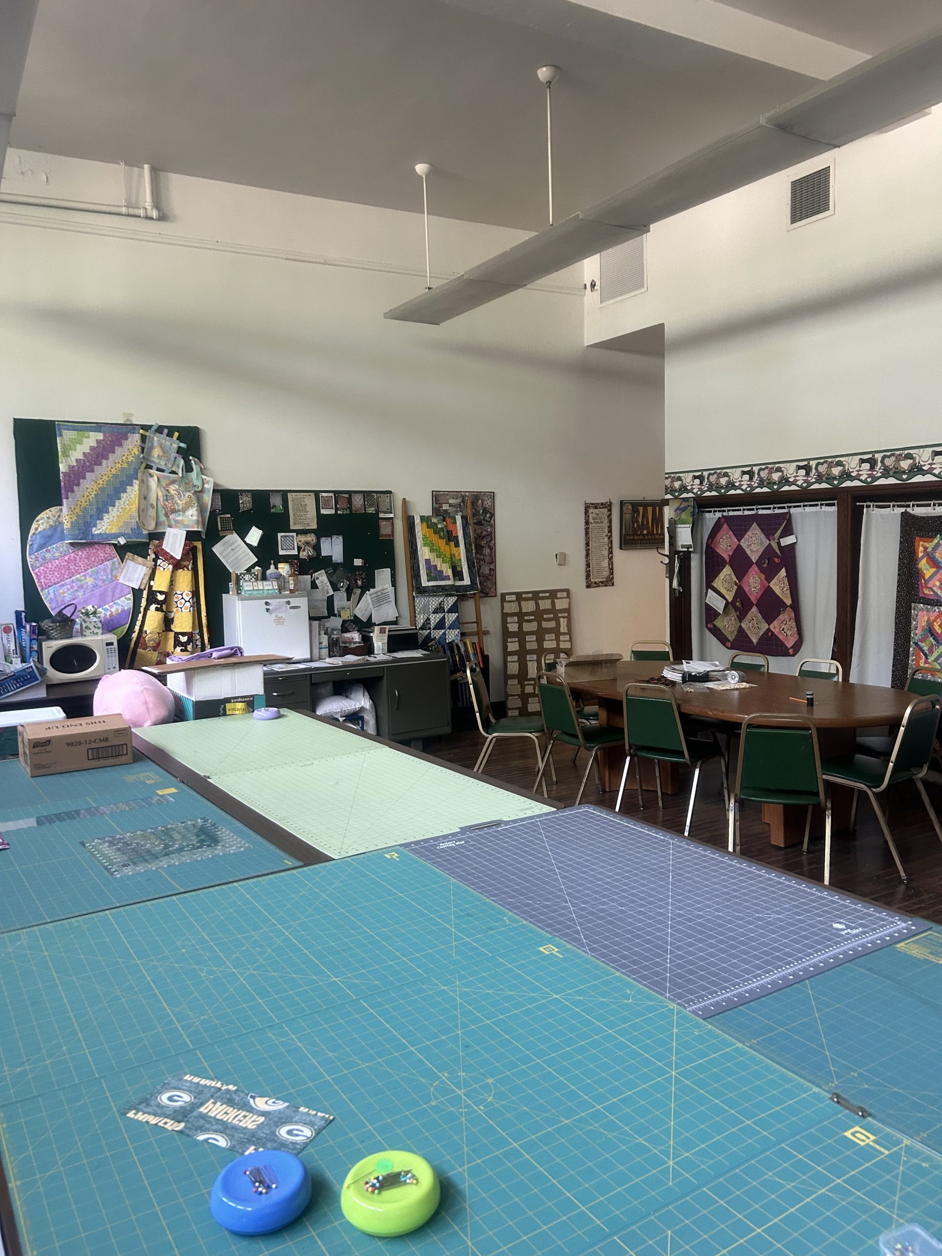 A room with graph cutting mat